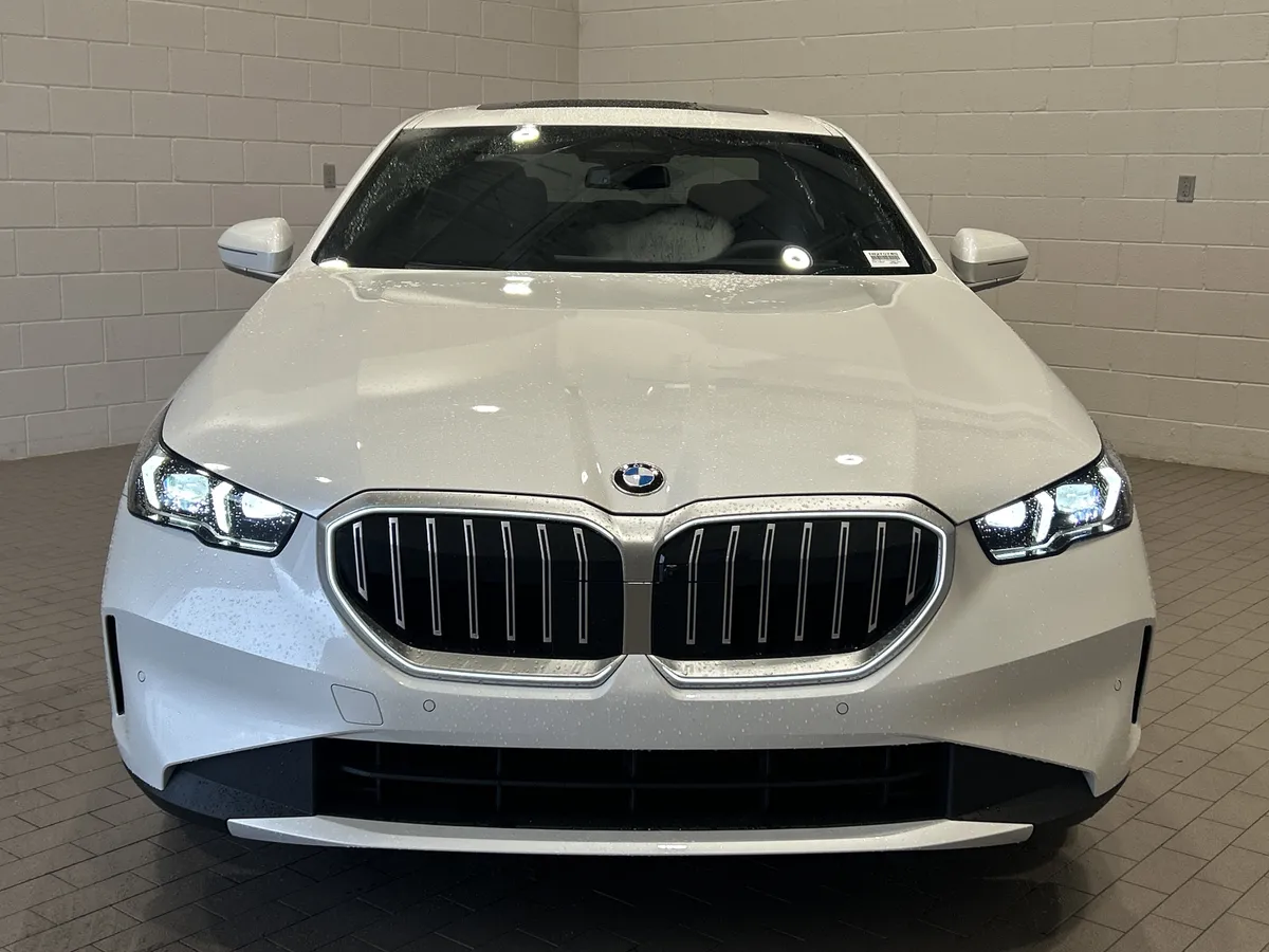 2026 BMW 5 Series 530i thumbnail 2