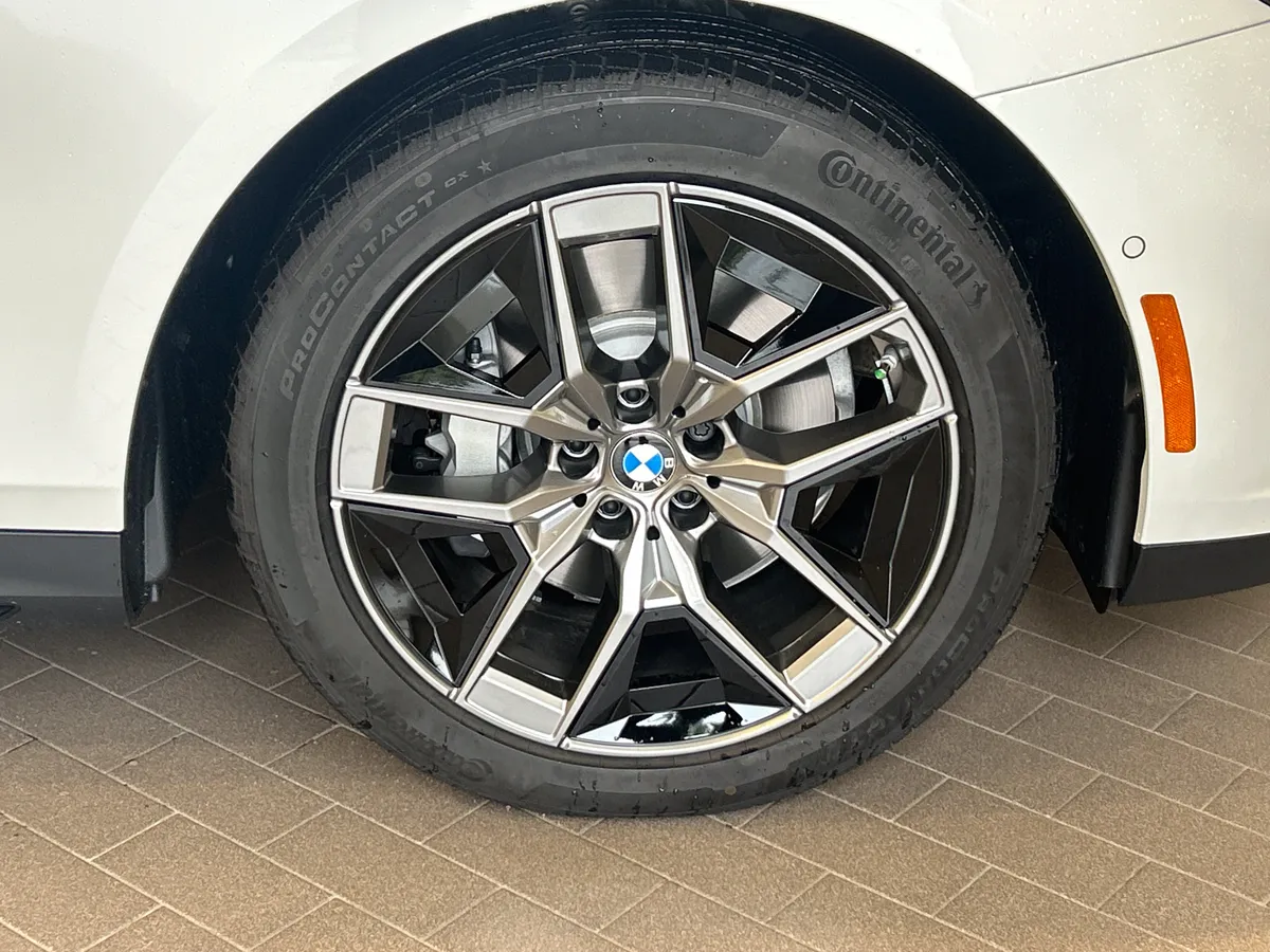 2026 BMW 5 Series 530i thumbnail 32