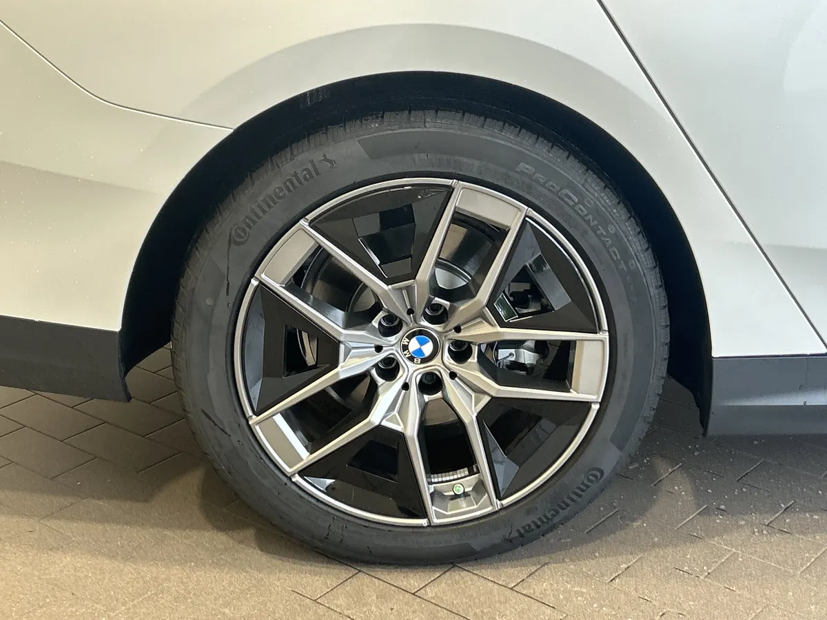 2026 BMW 5 Series 530i thumbnail 33