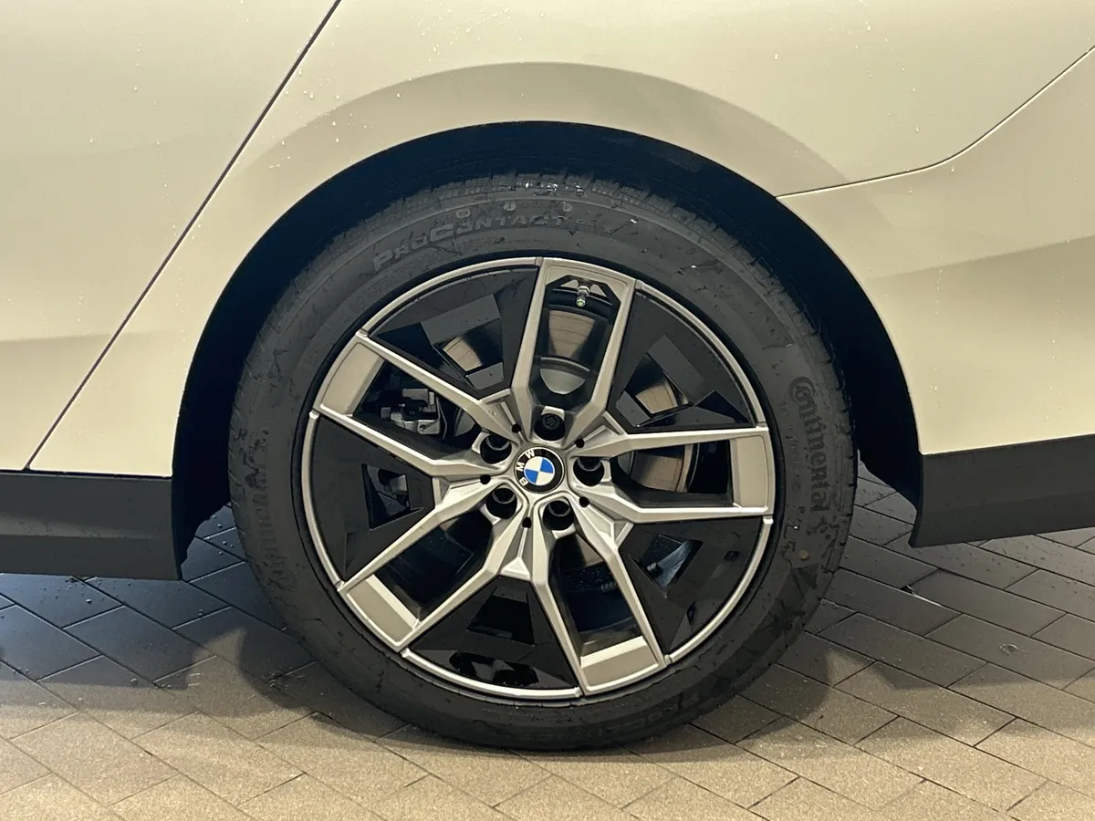 2026 BMW 5 Series 530i thumbnail 34
