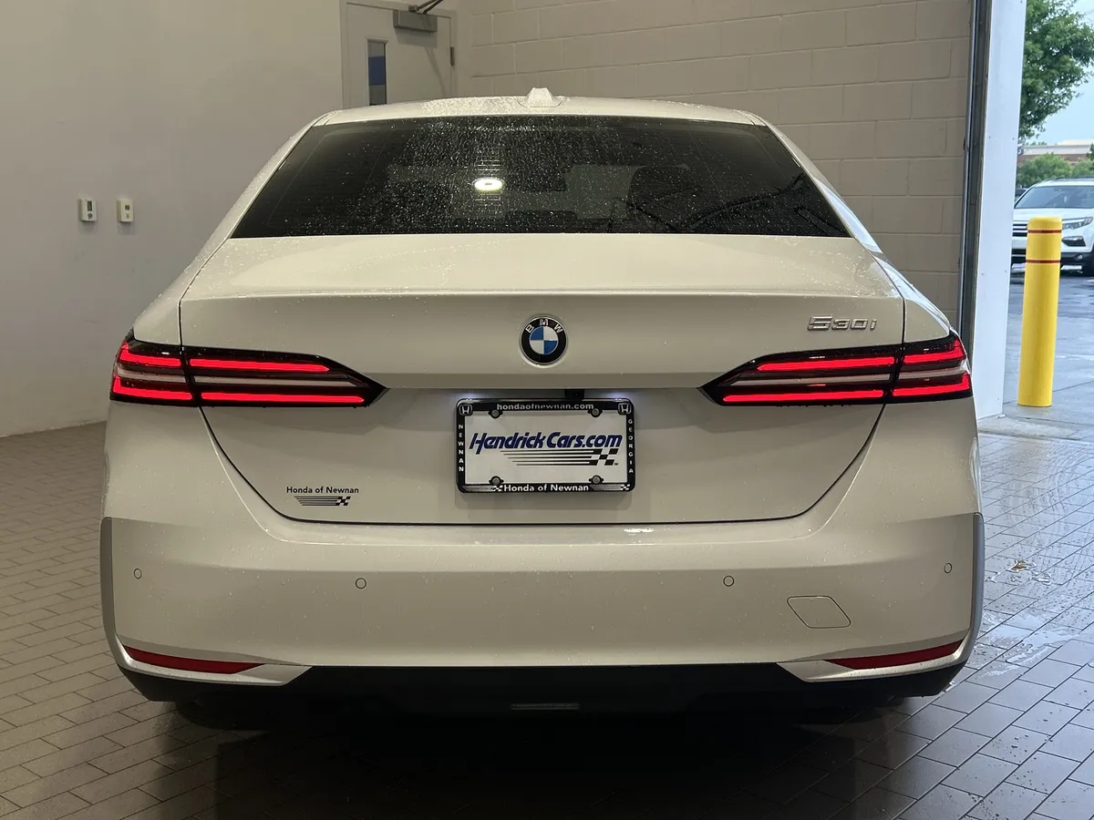 2026 BMW 5 Series 530i thumbnail 7