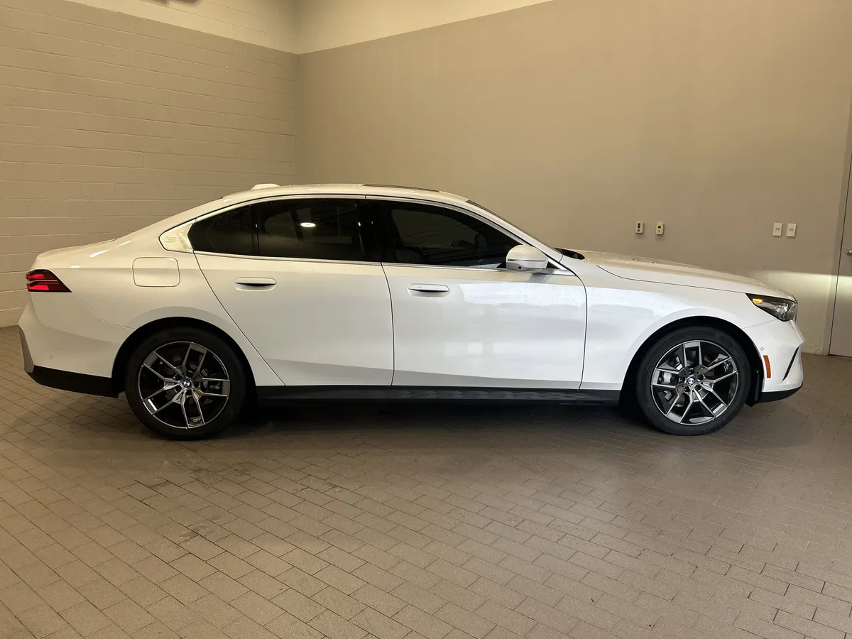 2026 BMW 5 Series 530i thumbnail 9