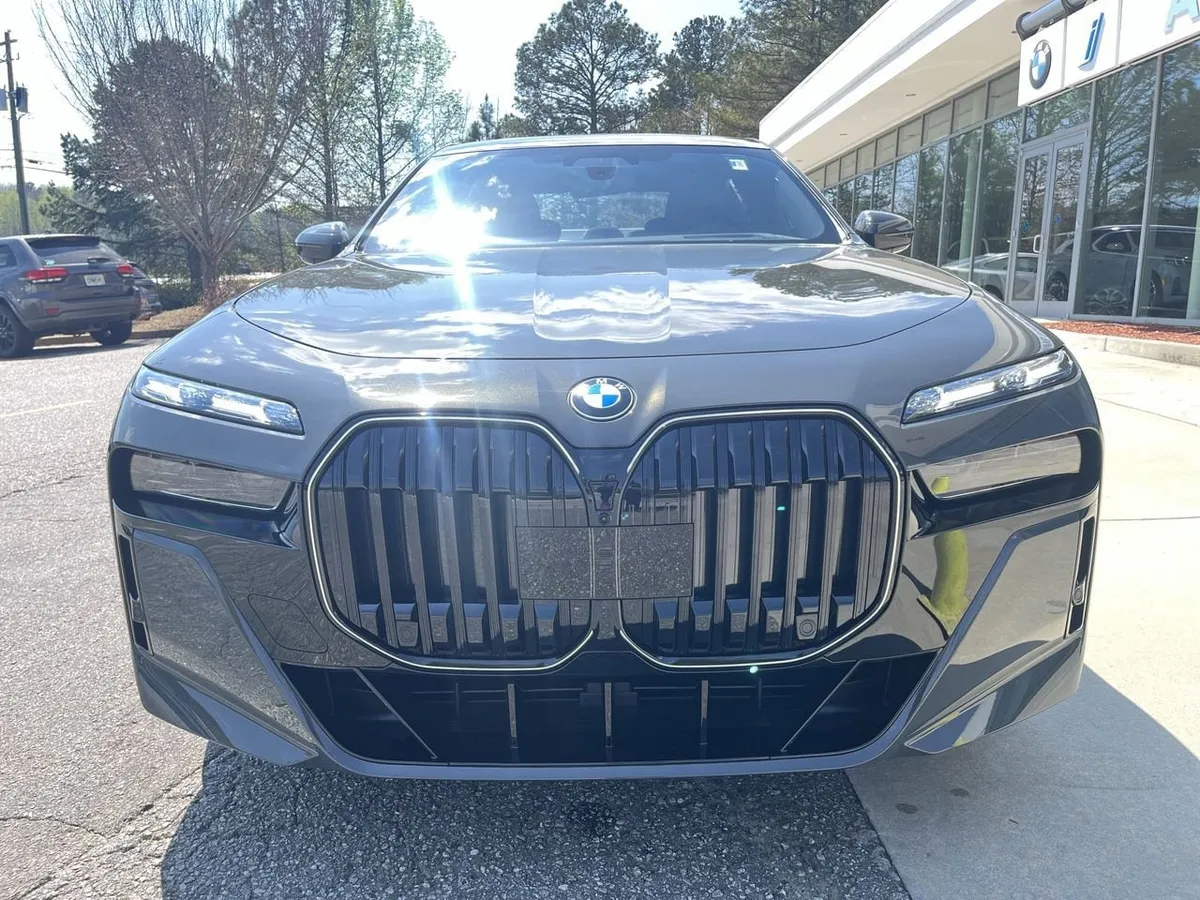 2026 BMW 760i xDrive thumbnail 10