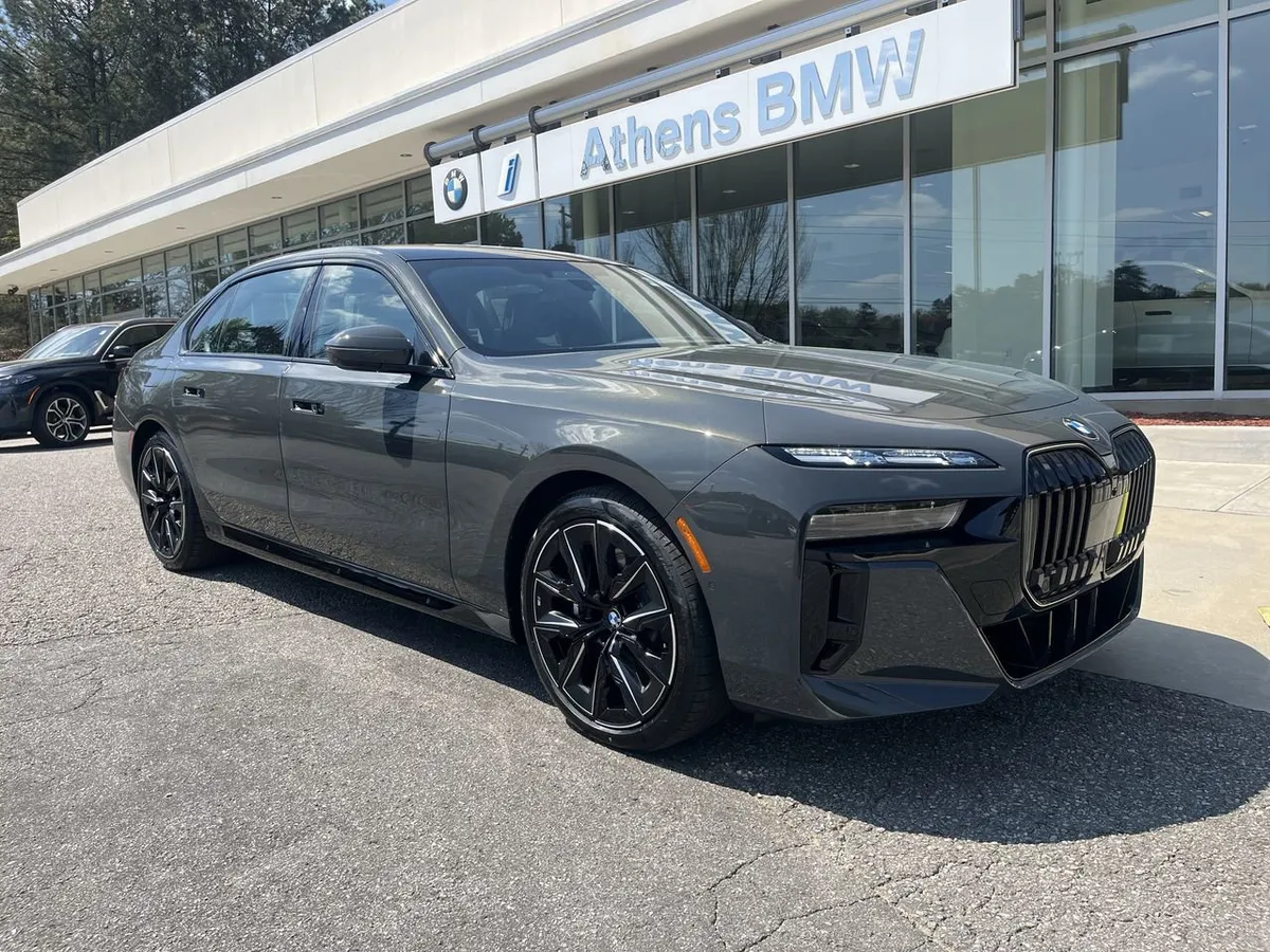 2026 BMW 760i xDrive thumbnail 2