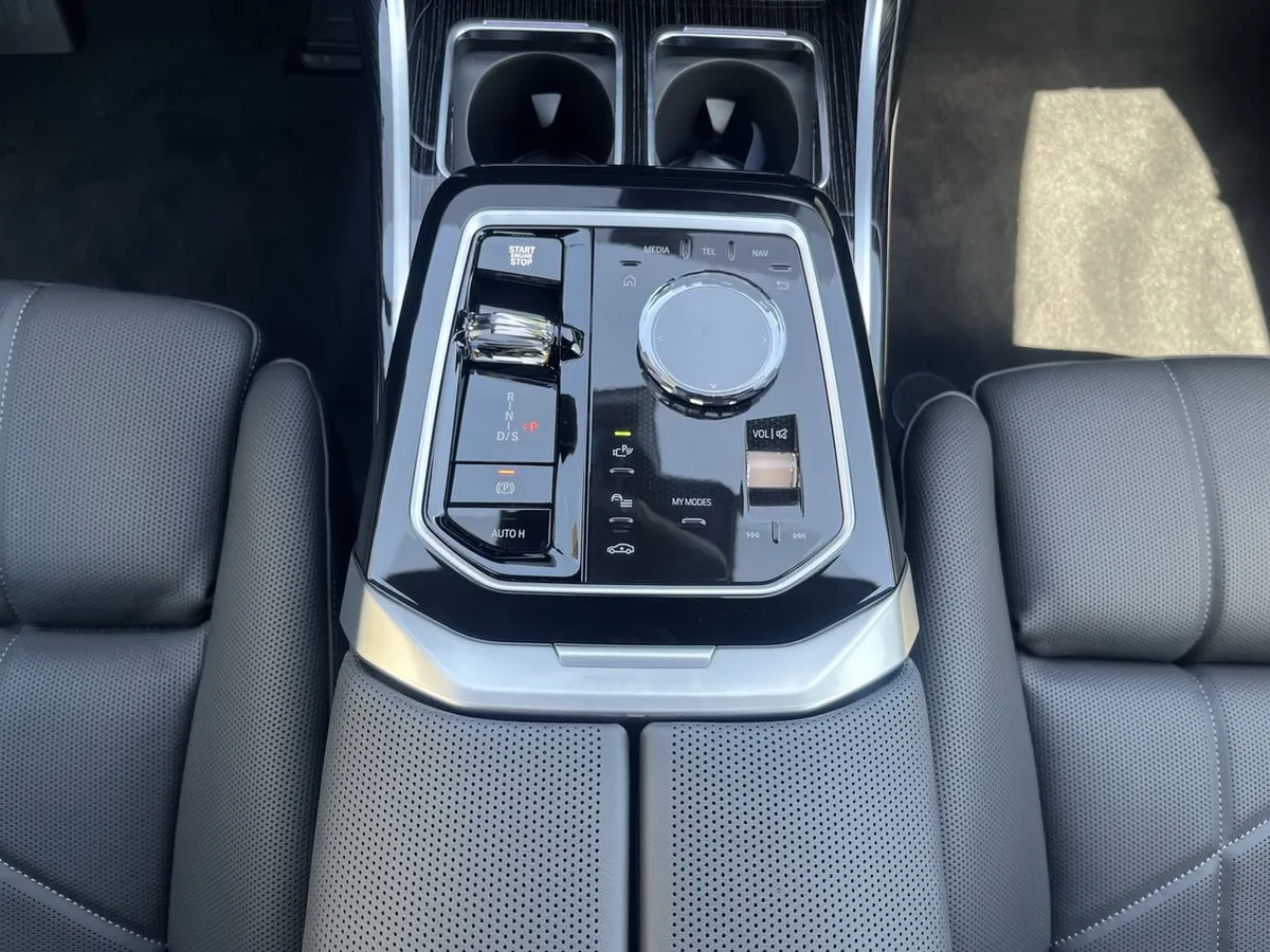 2026 BMW 760i xDrive thumbnail 25