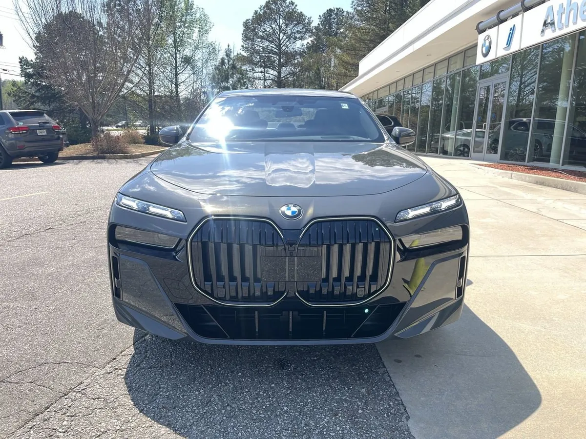 2026 BMW 760i xDrive thumbnail 3