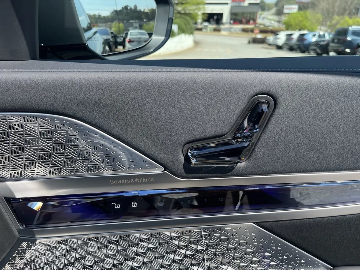 2026 BMW 760i xDrive thumbnail 36