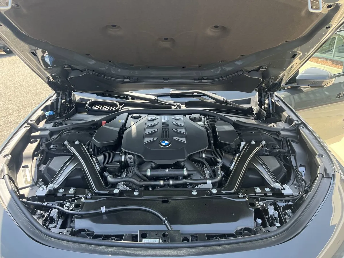 2026 BMW 760i xDrive thumbnail 37