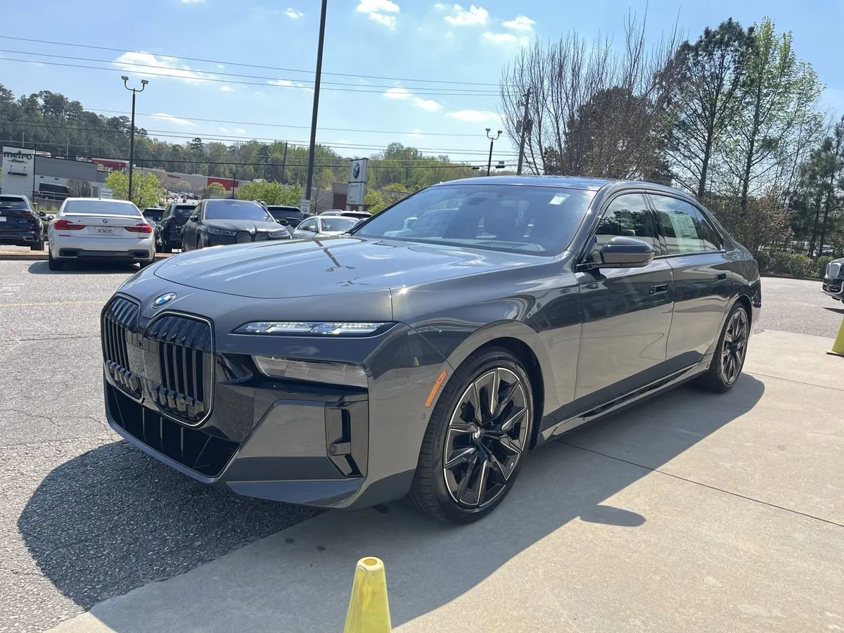 2026 BMW 760i xDrive thumbnail 4