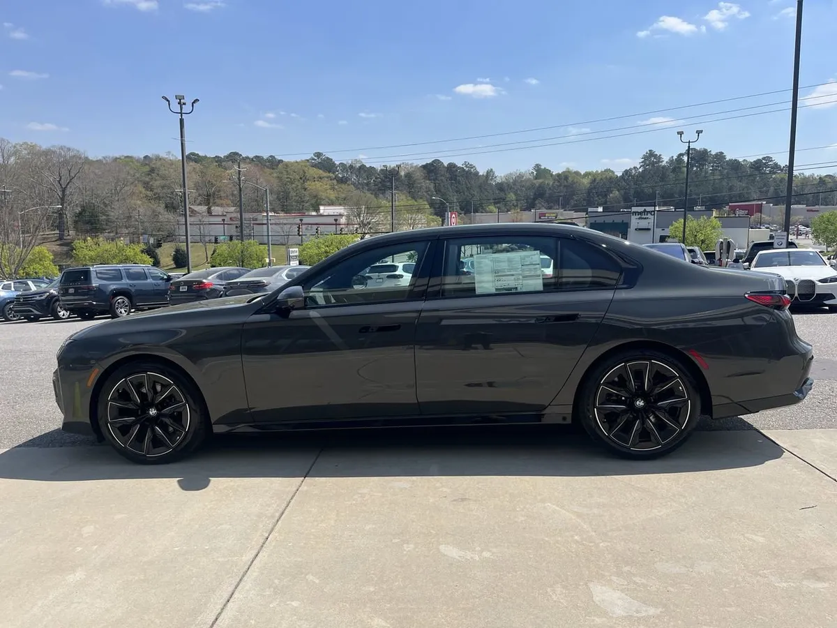 2026 BMW 760i xDrive thumbnail 5