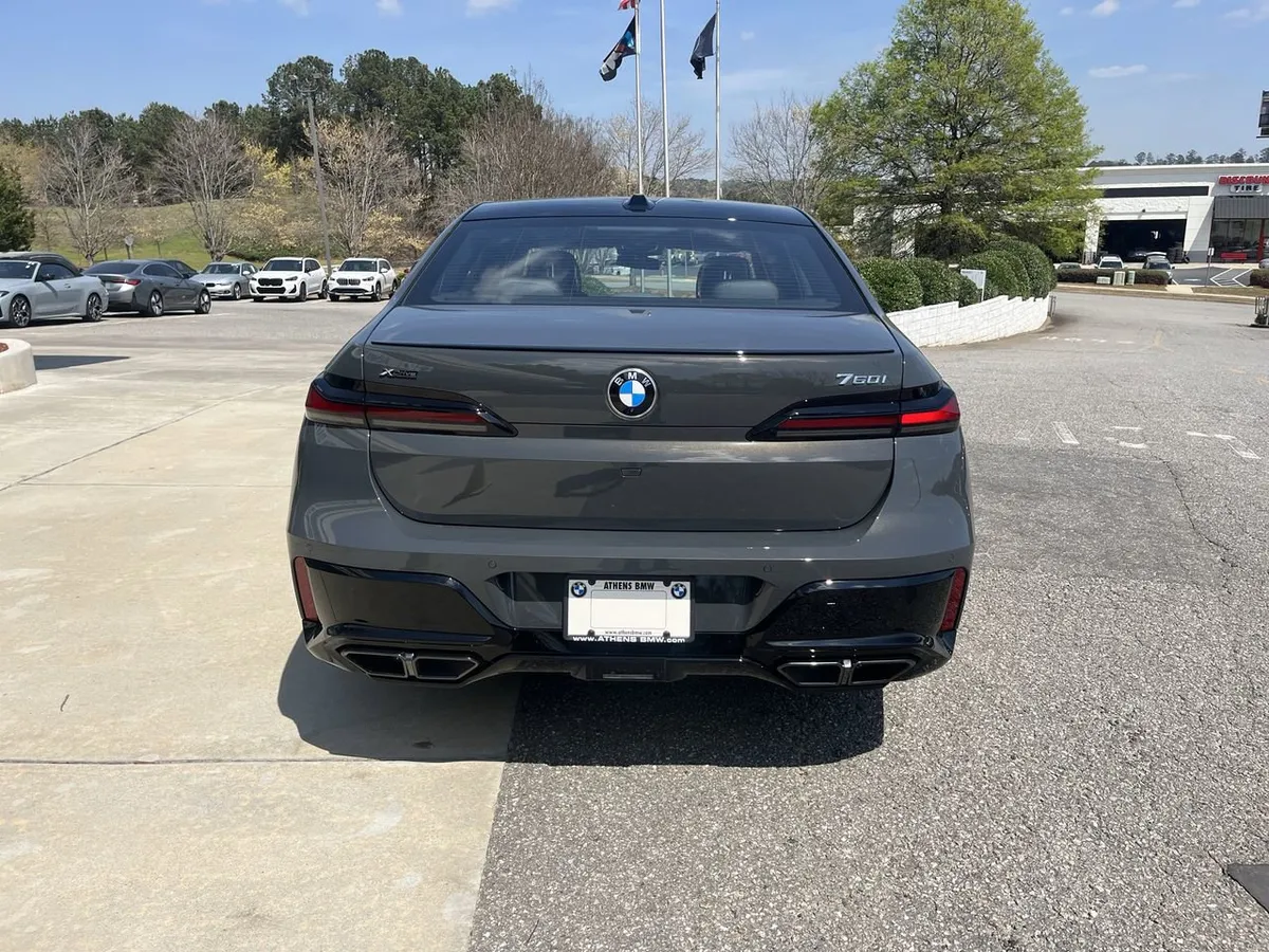 2026 BMW 760i xDrive thumbnail 7