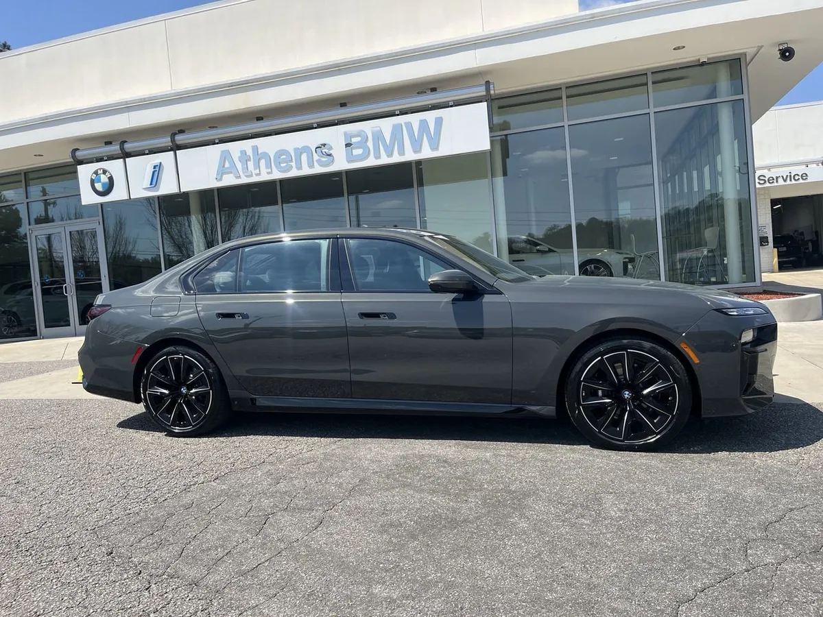 2026 BMW 760i xDrive thumbnail 9