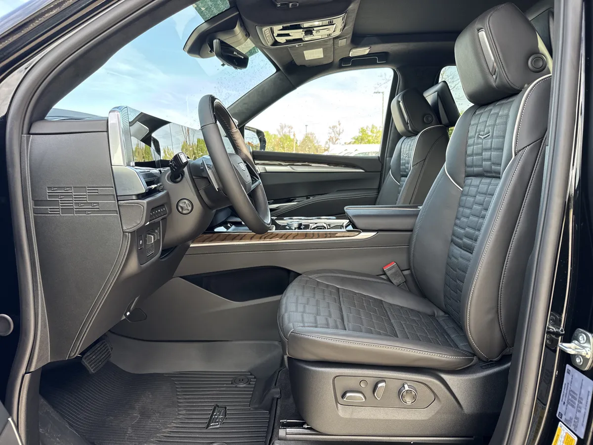 2026 CADILLAC Escalade 4WD Platinum Sport thumbnail 16