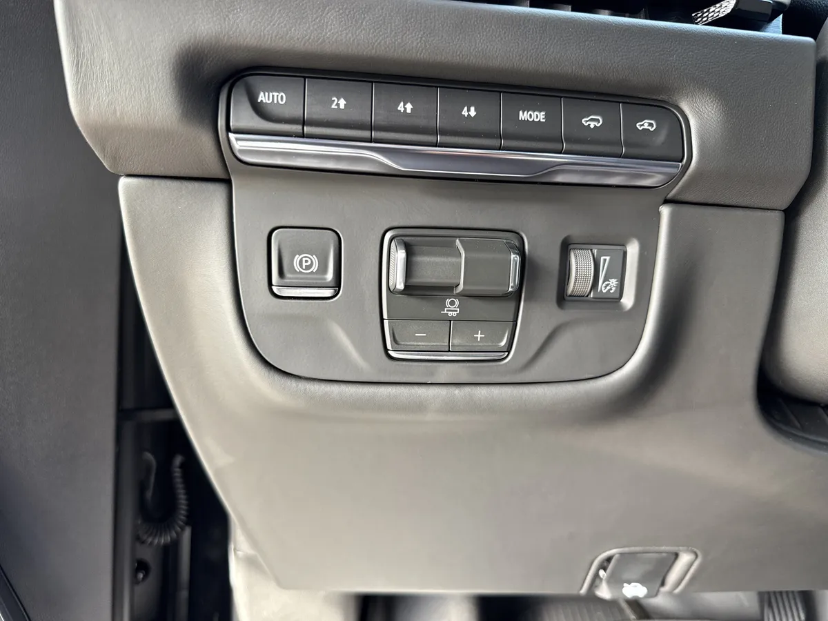 2026 CADILLAC Escalade 4WD Platinum Sport thumbnail 19