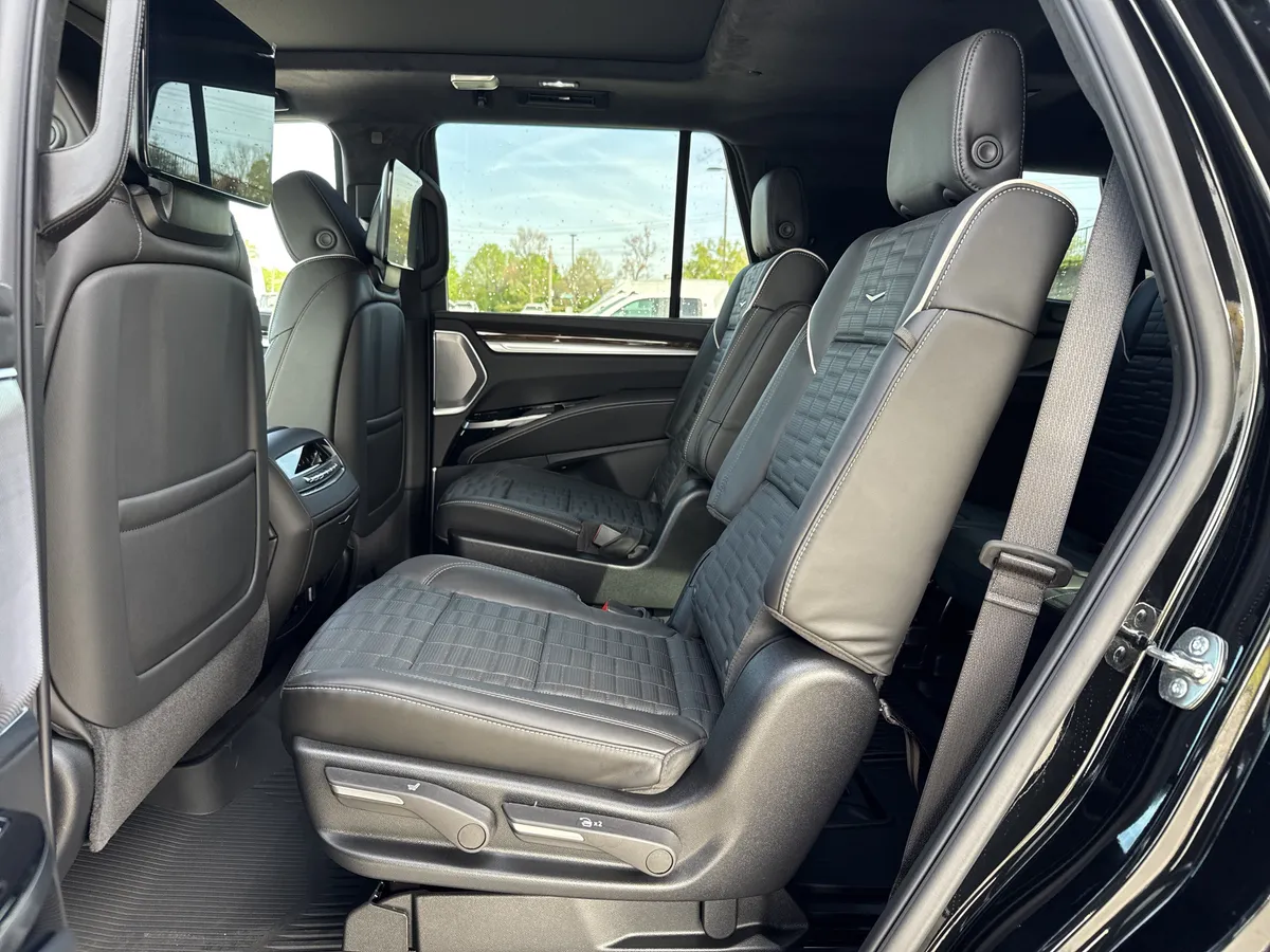 2026 CADILLAC Escalade 4WD Platinum Sport thumbnail 32