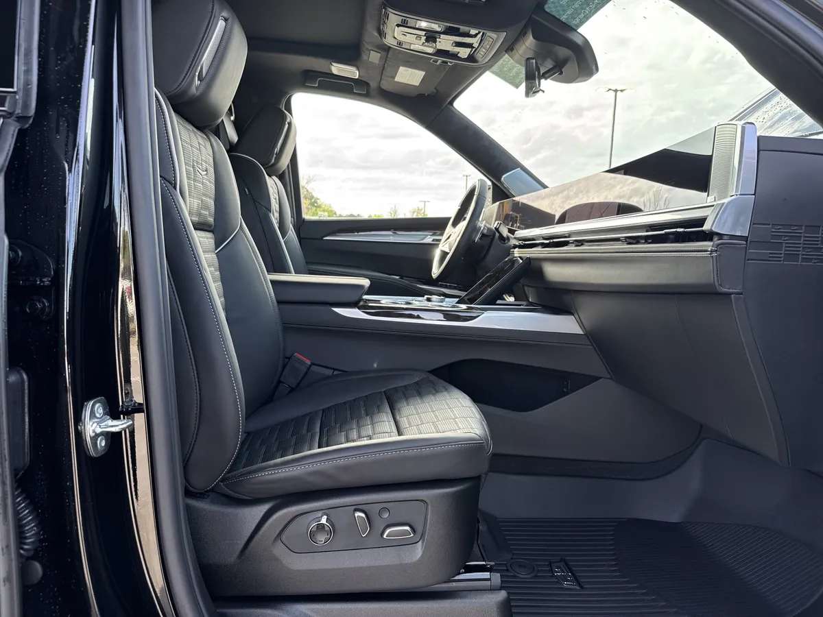 2026 CADILLAC Escalade 4WD Platinum Sport thumbnail 34
