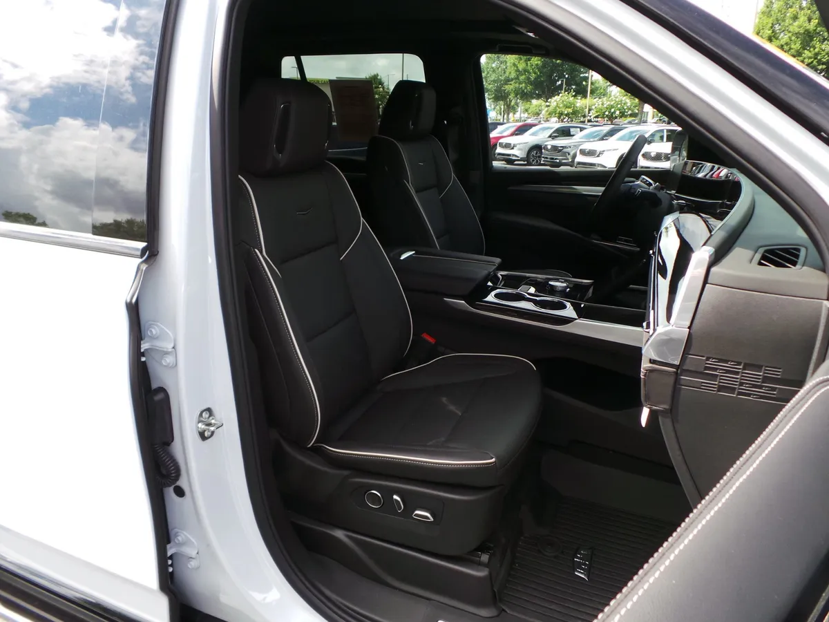 2026 CADILLAC Escalade 4WD Sport thumbnail 19