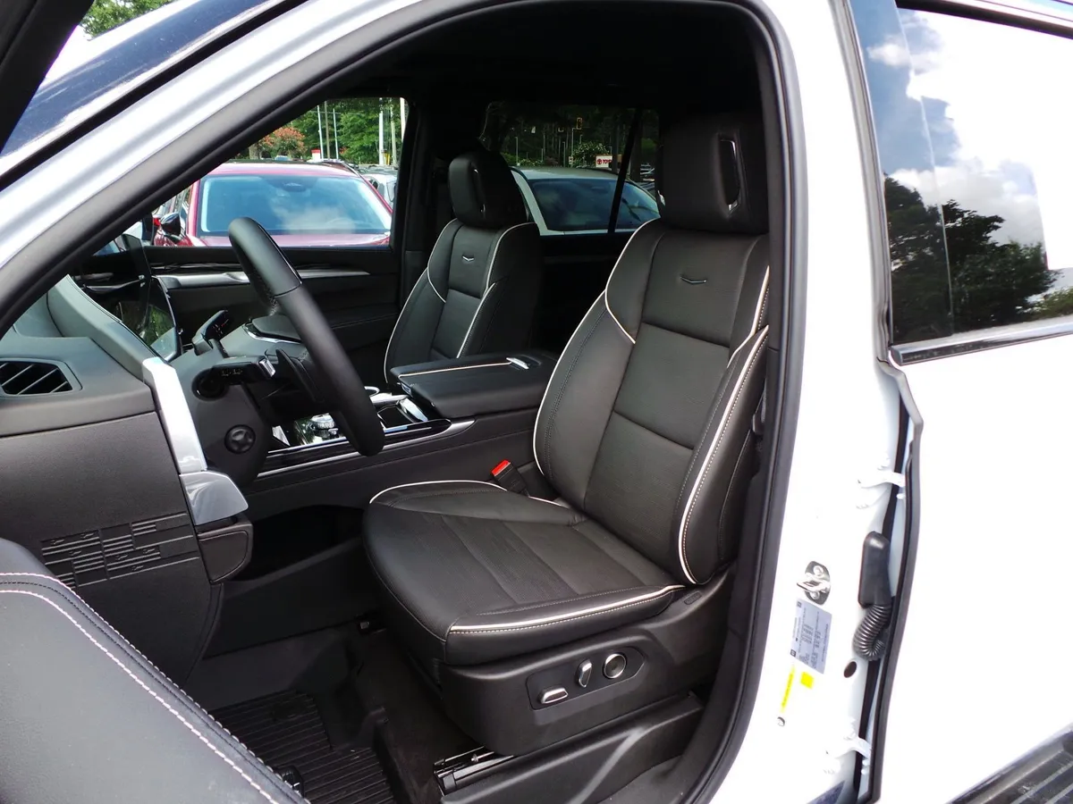 2026 CADILLAC Escalade 4WD Sport thumbnail 8