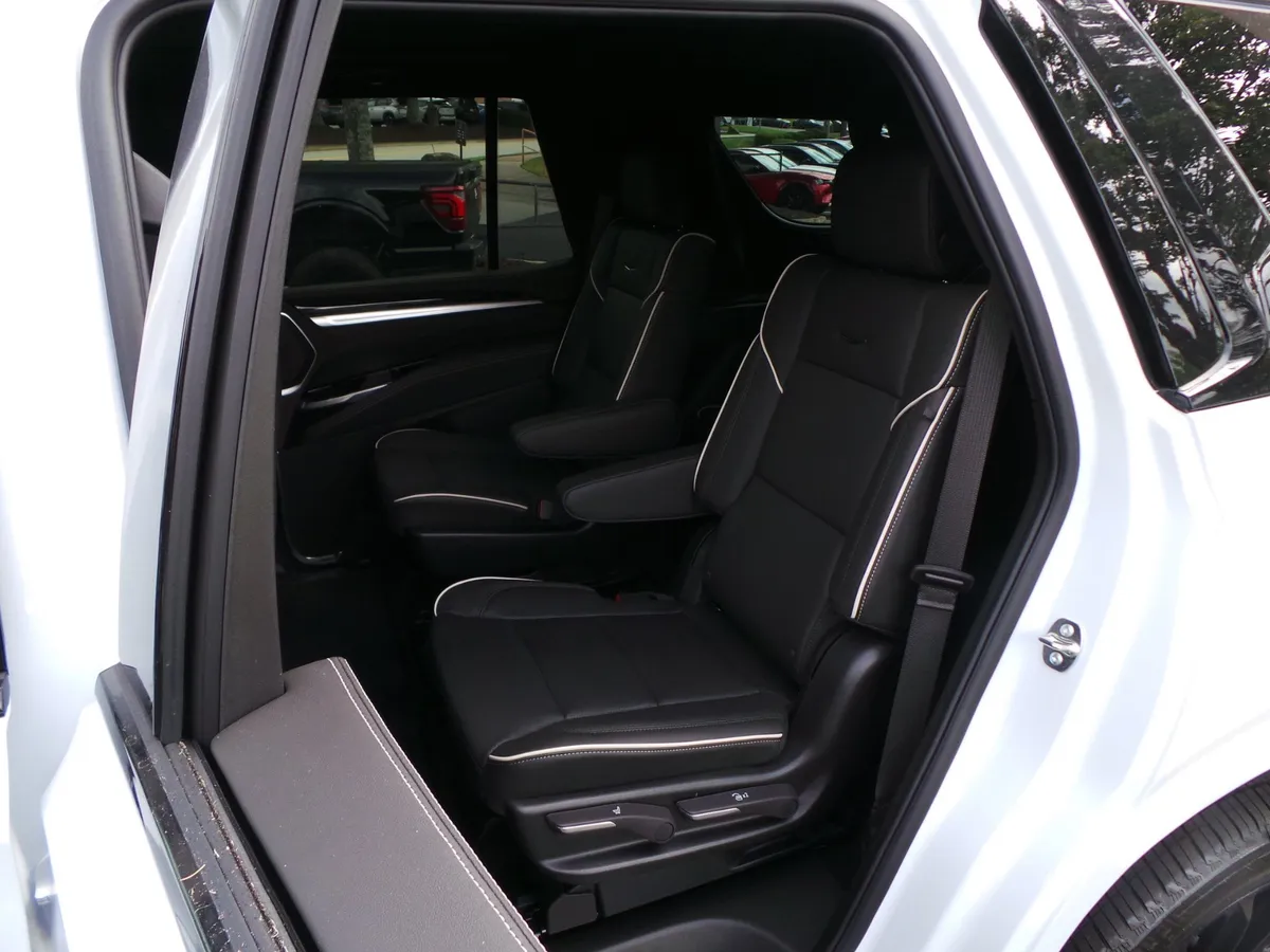 2026 CADILLAC Escalade 4WD Sport thumbnail 9