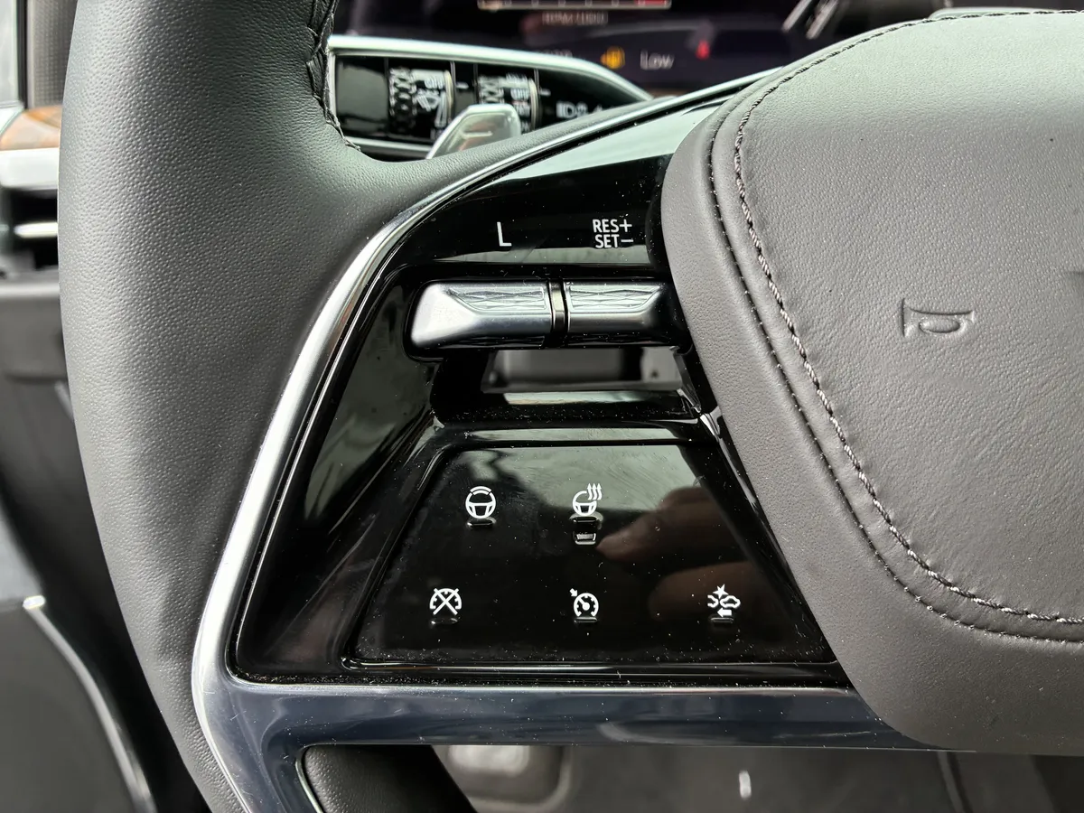 2026 Cadillac Escalade Platinum Sport thumbnail 31