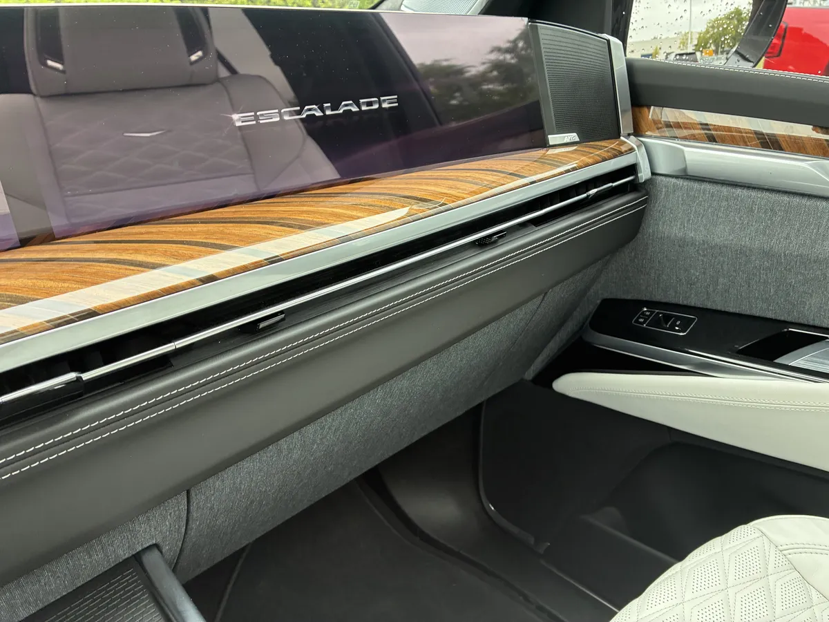 2026 Cadillac Escalade Platinum Sport thumbnail 37