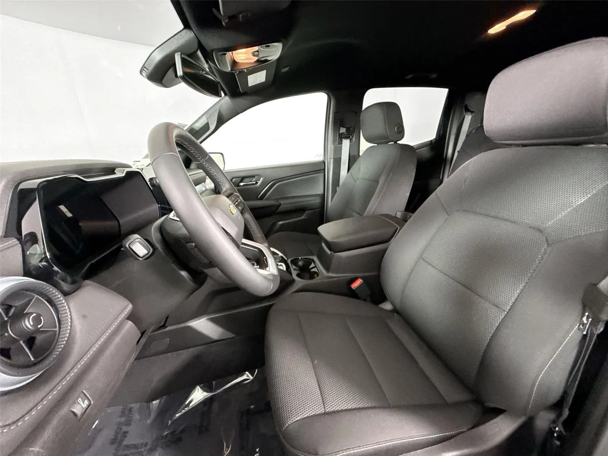 2026 Chevrolet Colorado 2WD LT thumbnail 3