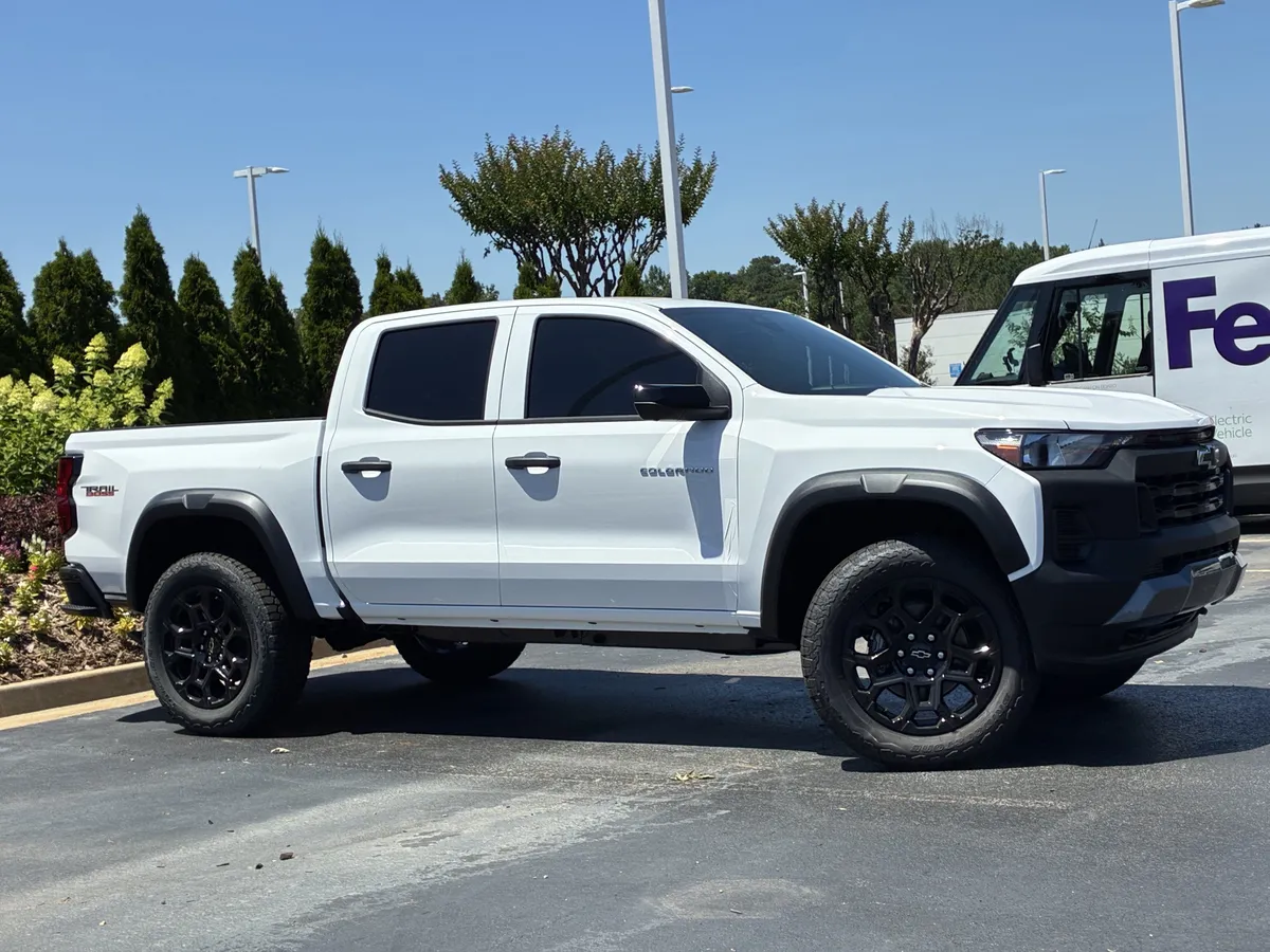 2026 Chevrolet Colorado Trail Boss thumbnail 2