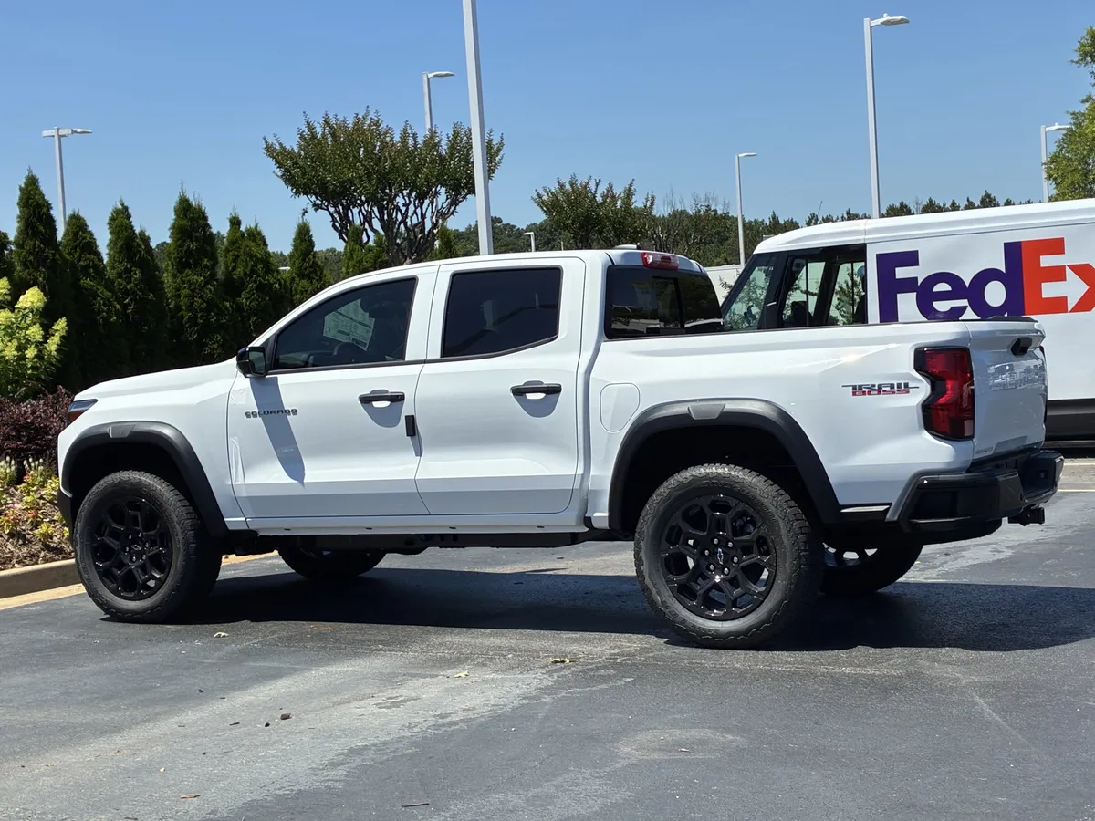 2026 Chevrolet Colorado Trail Boss thumbnail 8