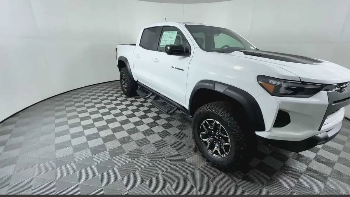 2026 Chevrolet Colorado ZR2 thumbnail 2