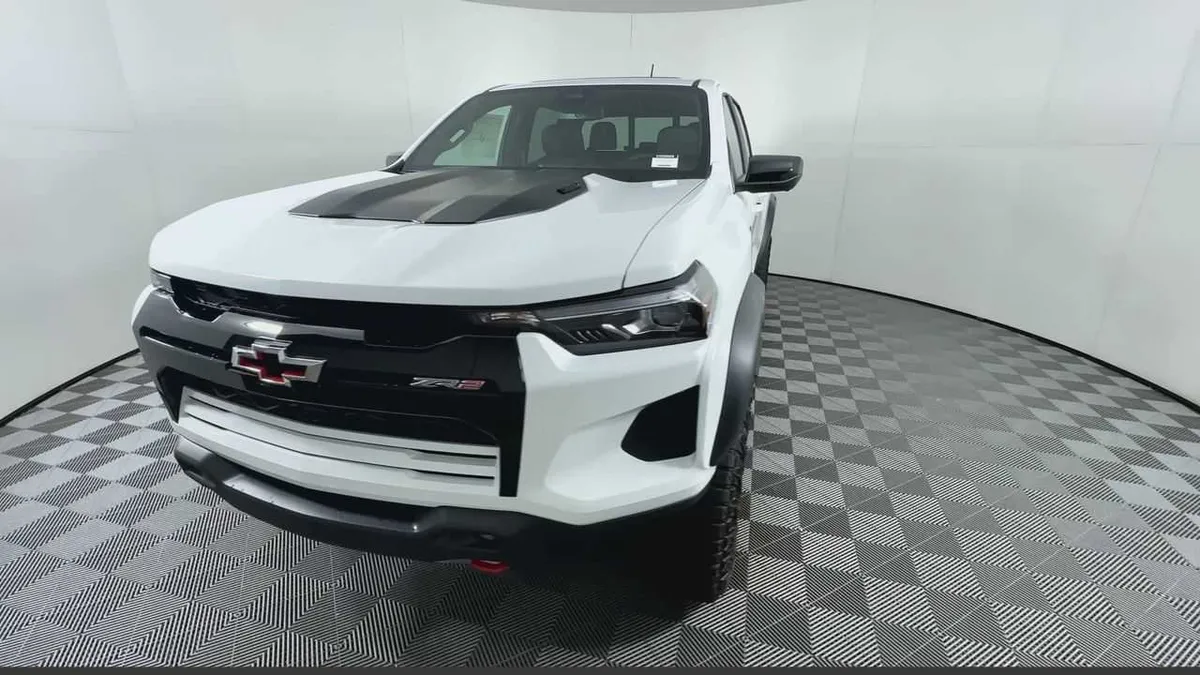 2026 Chevrolet Colorado ZR2 thumbnail 3