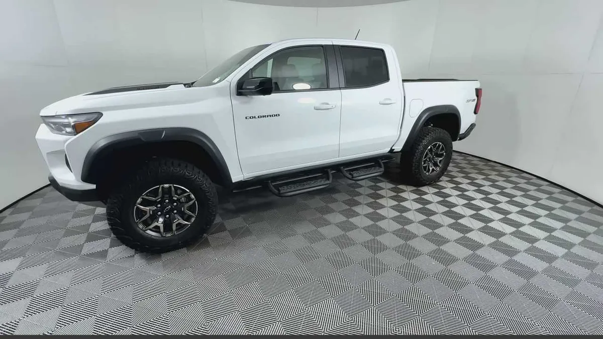 2026 Chevrolet Colorado ZR2 thumbnail 4
