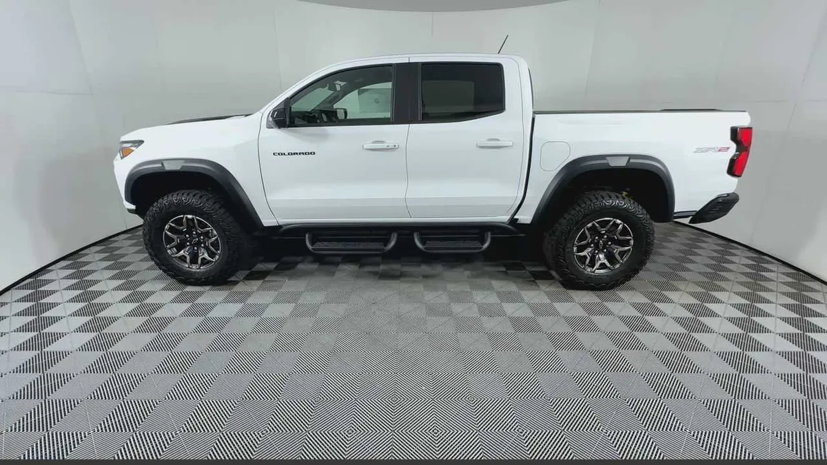 2026 Chevrolet Colorado ZR2 thumbnail 5