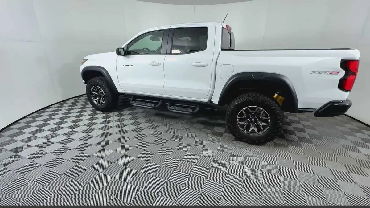 2026 Chevrolet Colorado ZR2 thumbnail 6