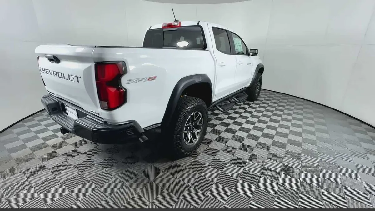 2026 Chevrolet Colorado ZR2 thumbnail 8
