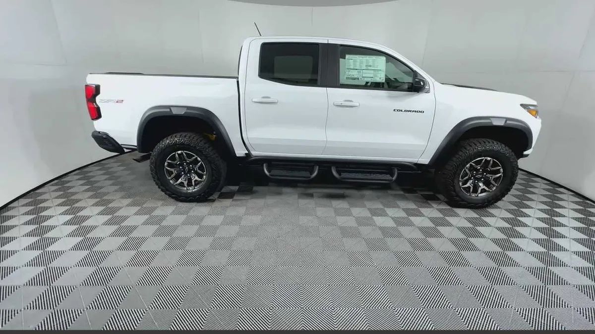2026 Chevrolet Colorado ZR2 thumbnail 9