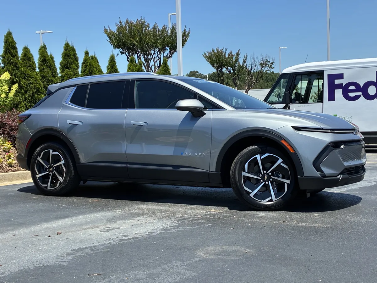 2026 Chevrolet Equinox EV LT thumbnail 2