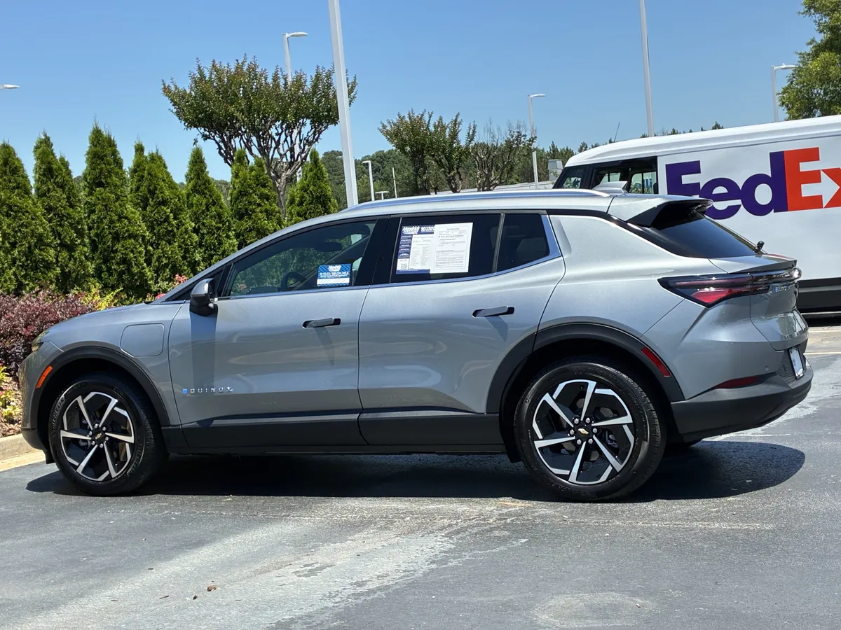 2026 Chevrolet Equinox EV LT thumbnail 8