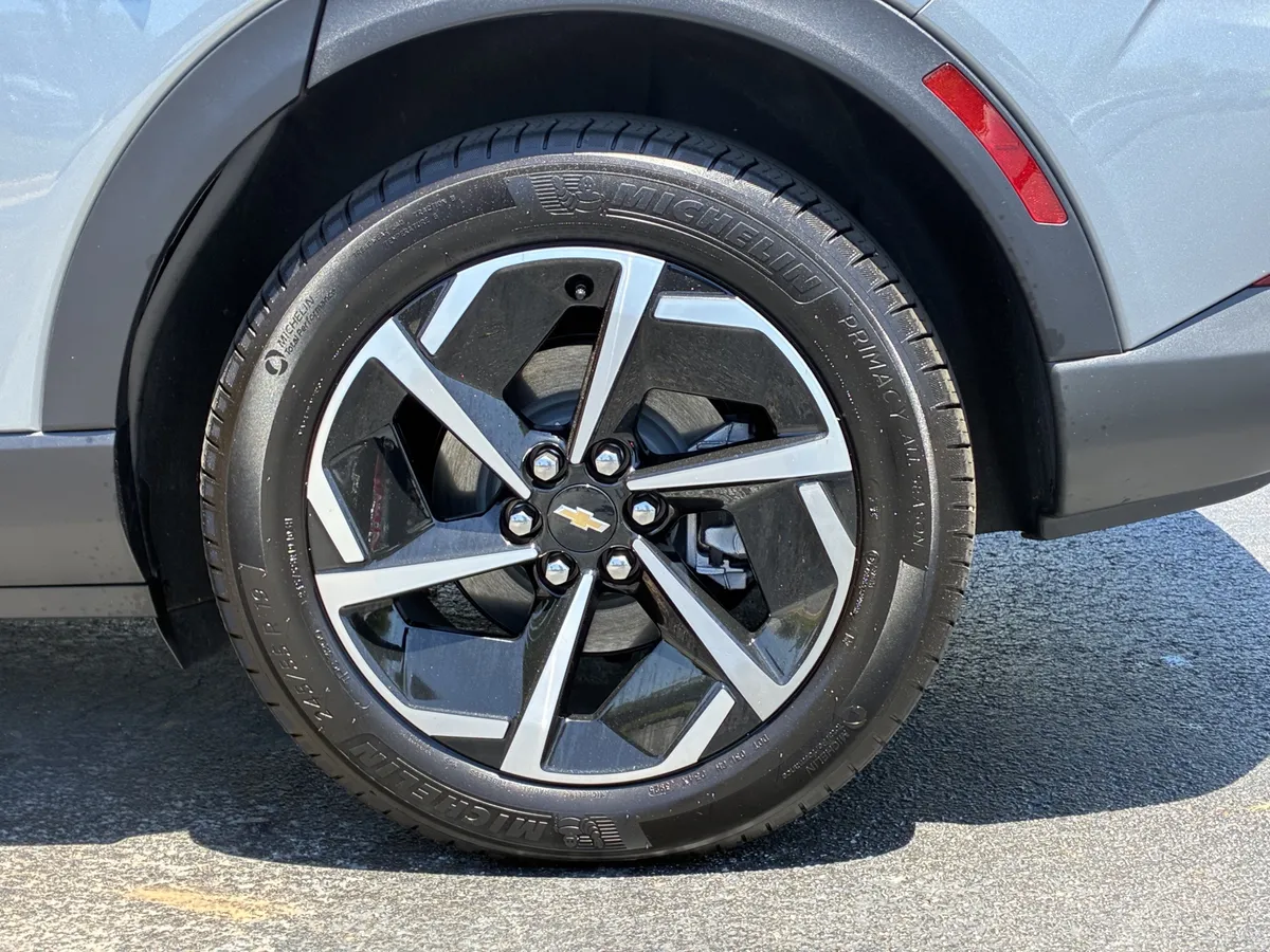 2026 Chevrolet Equinox EV LT thumbnail 9