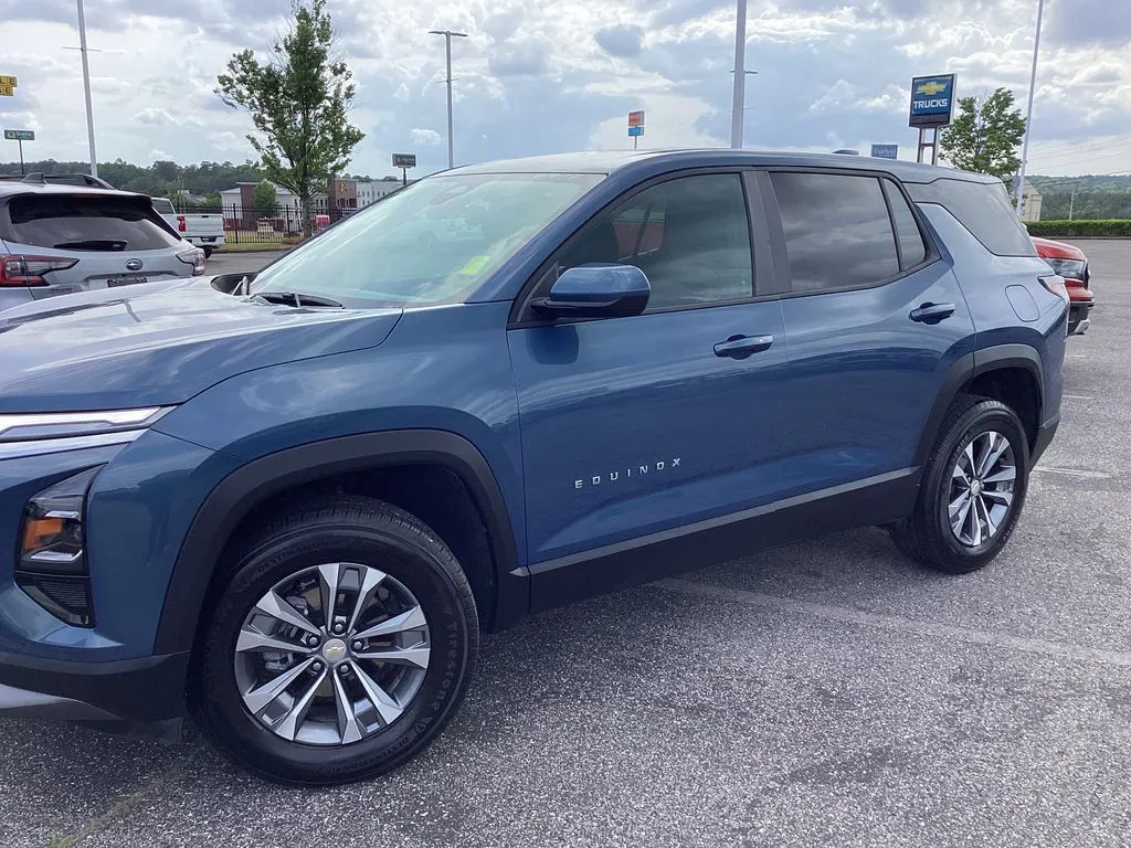 2026 Chevrolet Equinox LT thumbnail 6