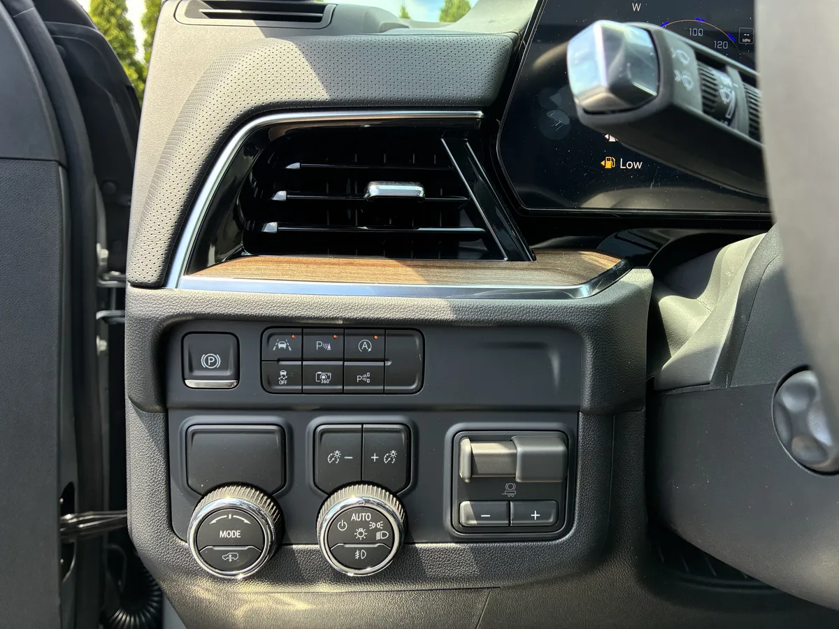 2026 Chevrolet Suburban High Country thumbnail 28