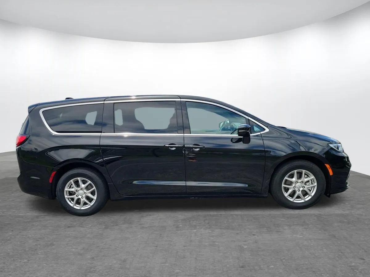 2026 Chrysler Pacifica Select thumbnail 2