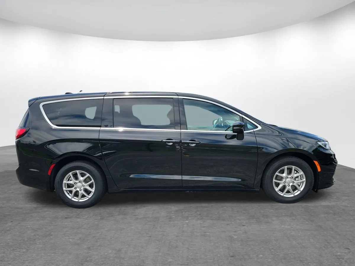 2026 Chrysler Pacifica Select thumbnail 24
