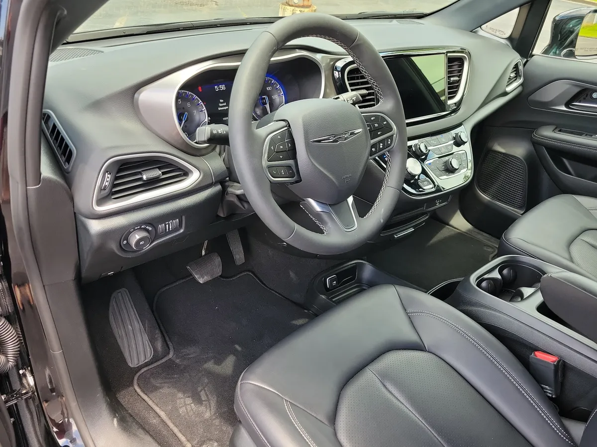 2026 Chrysler Pacifica Select thumbnail 3