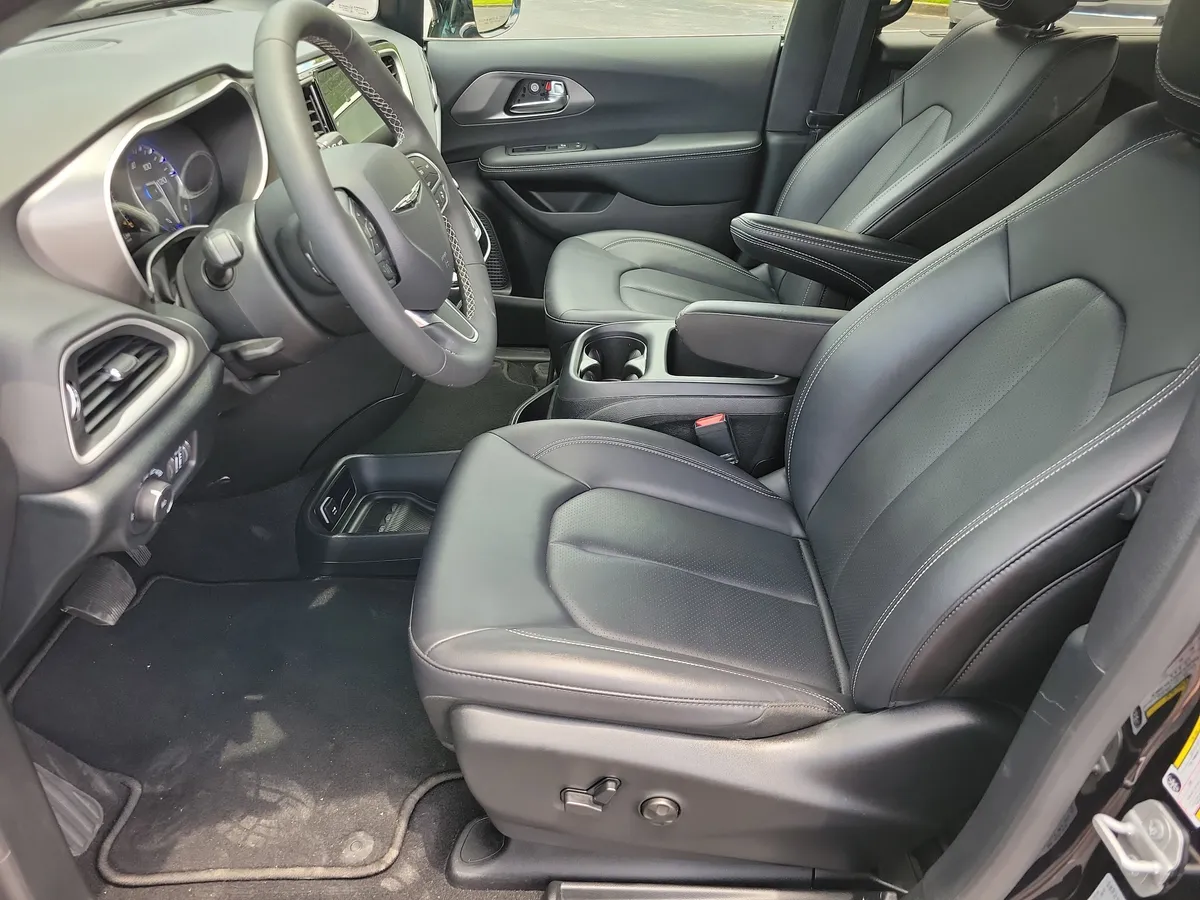 2026 Chrysler Pacifica Select thumbnail 4