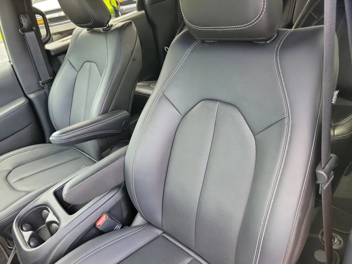 2026 Chrysler Pacifica Select thumbnail 6