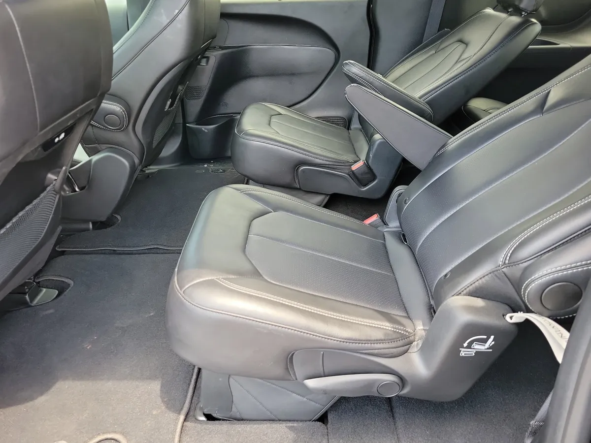 2026 Chrysler Pacifica Select thumbnail 8