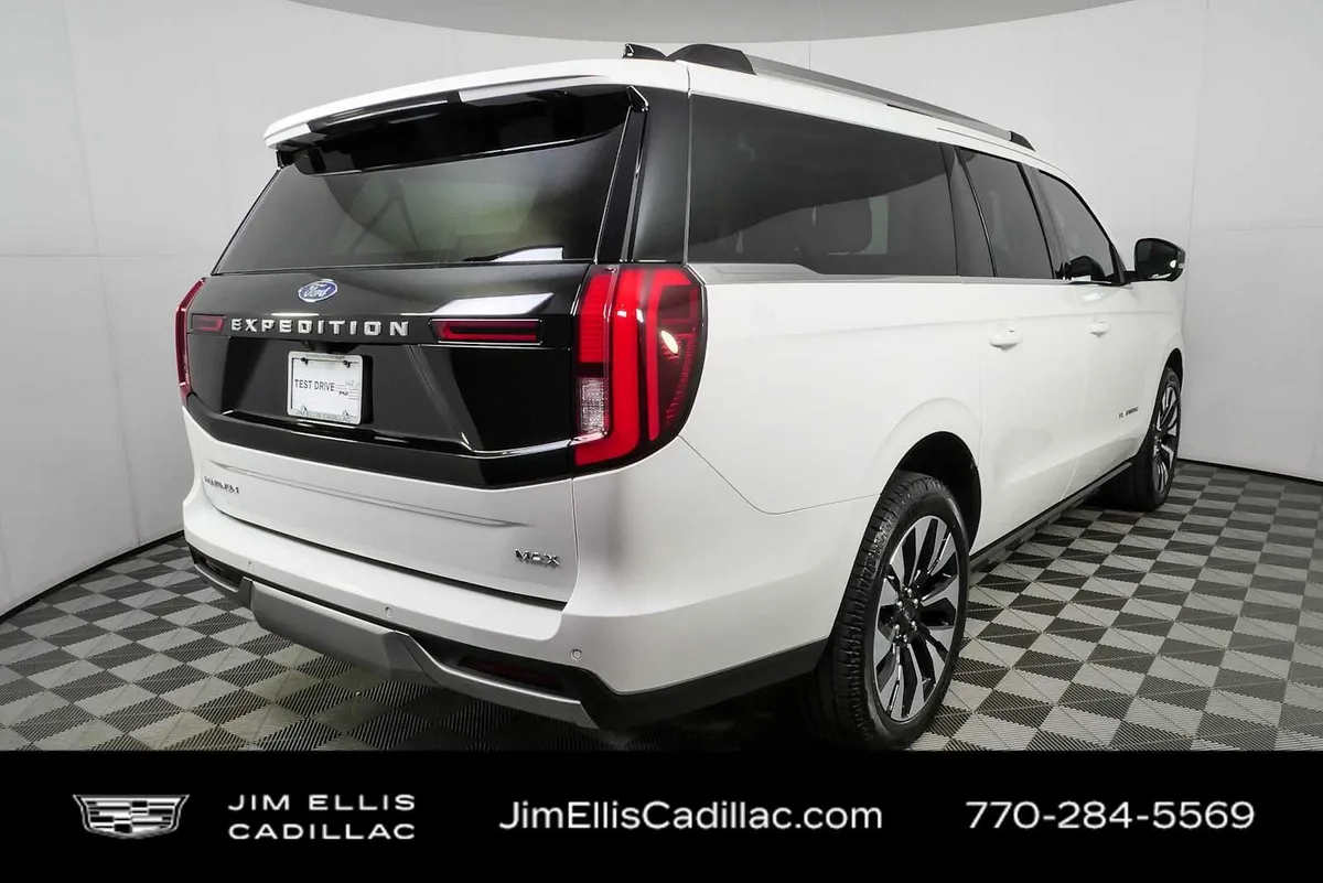 2026 Ford Expedition Max Platinum thumbnail 3
