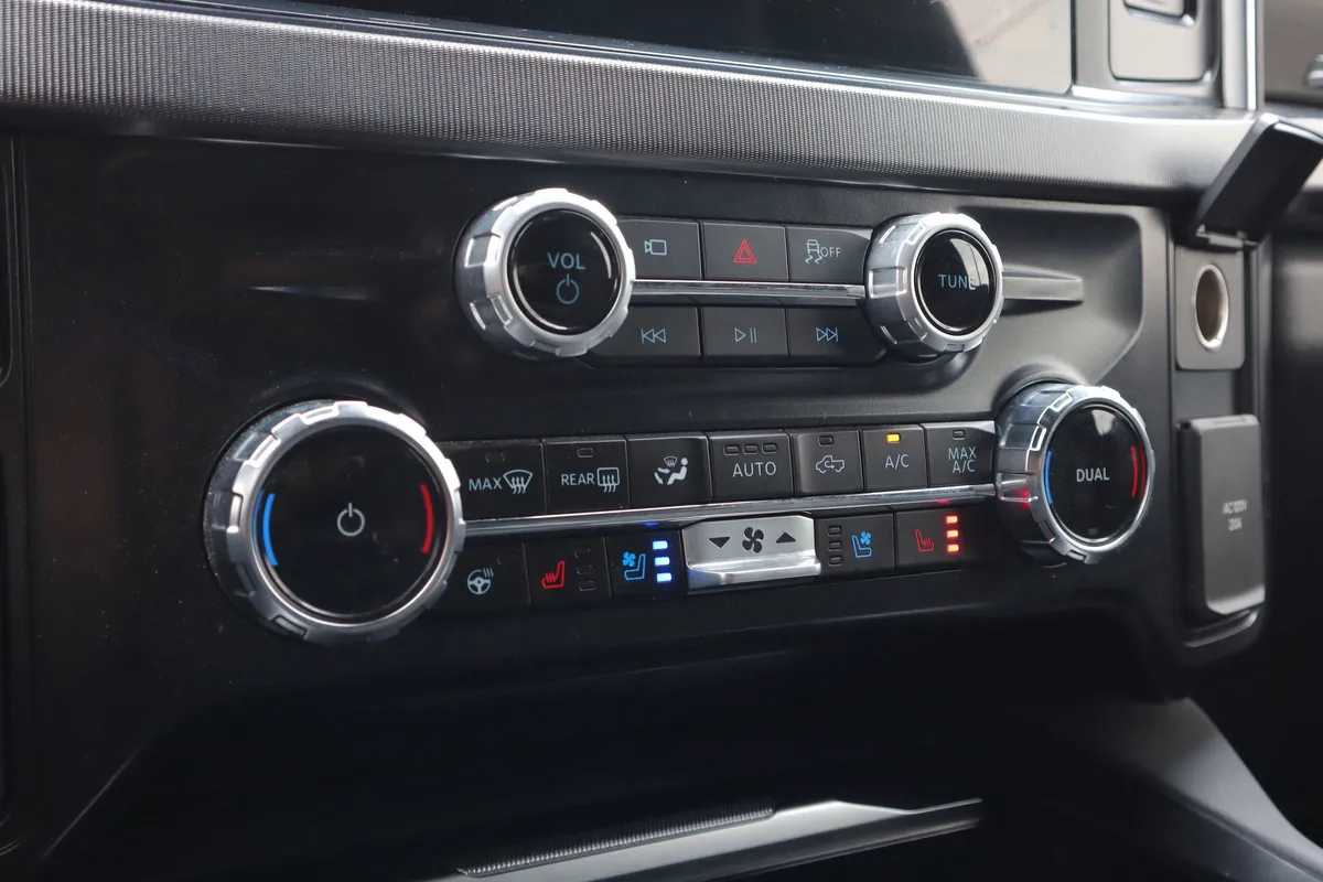 2026 Ford Super Duty F-250 SRW Platinum thumbnail 16