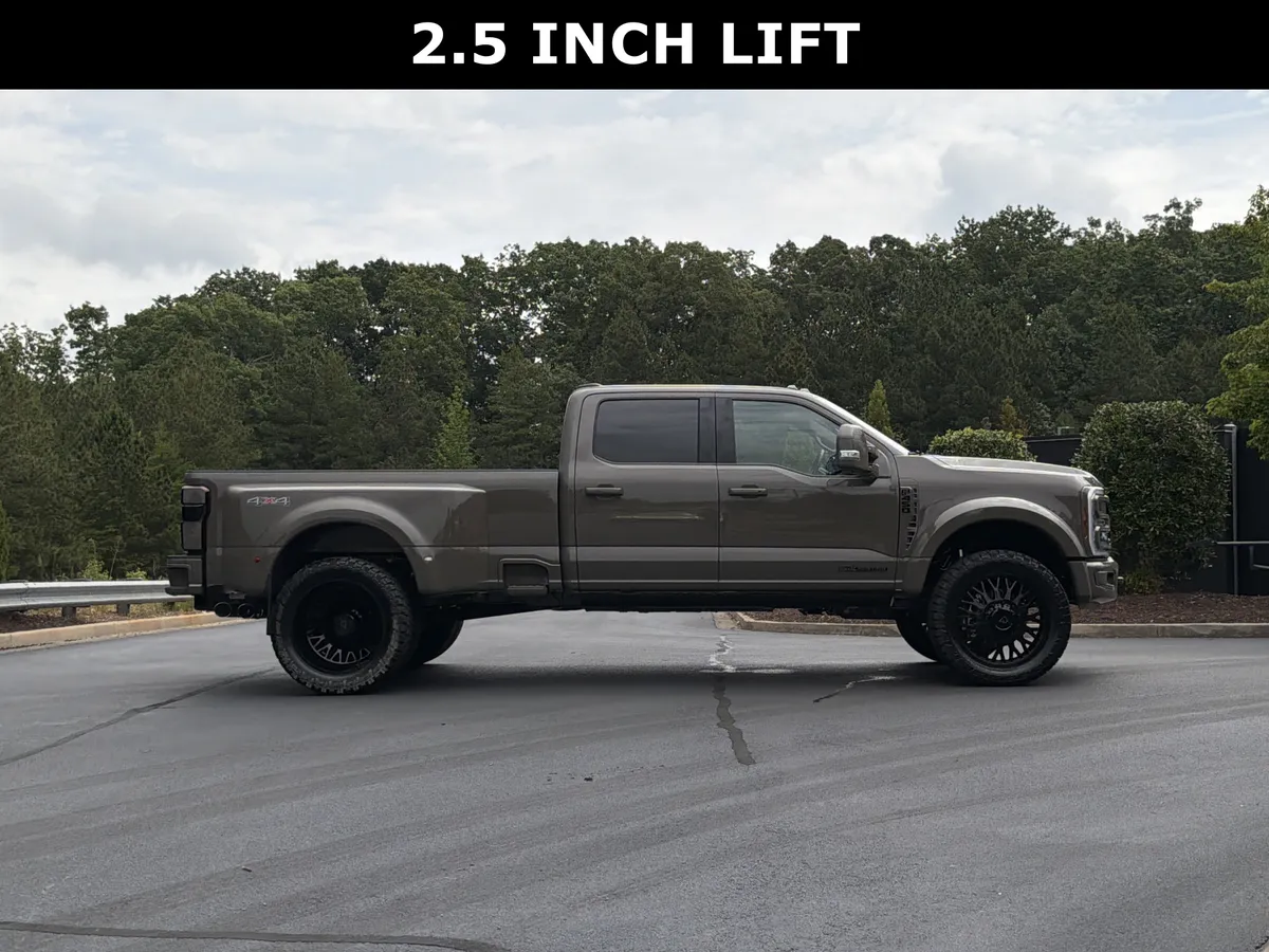 2026 Ford Super Duty F-450 DRW Platinum thumbnail 4