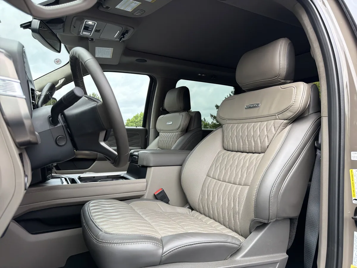 2026 Ford Super Duty F-450 DRW Platinum thumbnail 6